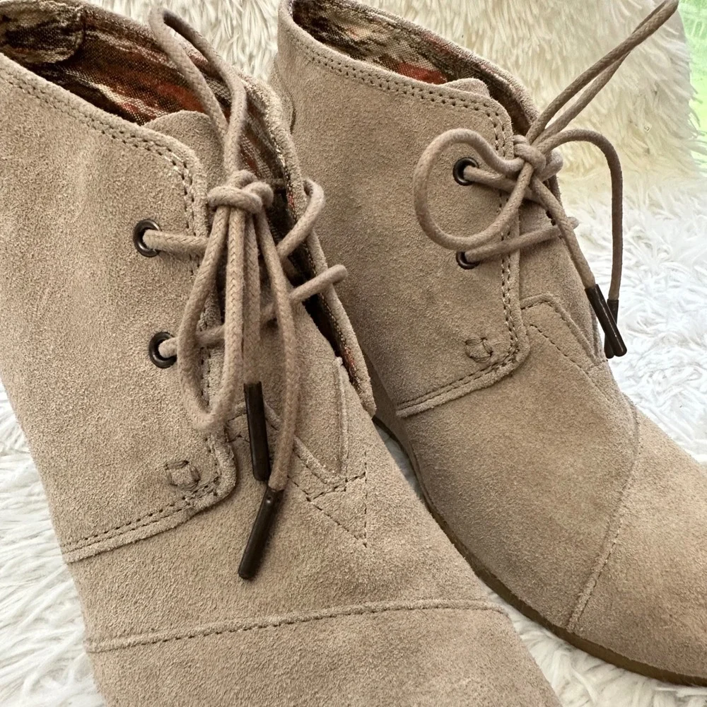 Toms Women's Desert Wedge Booties Taupe Suede Lace Up Size 8